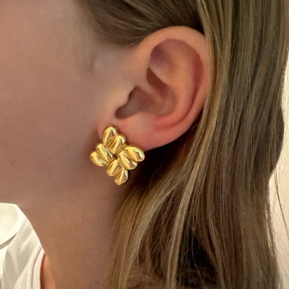 SOLD
Vintage Monet gold tone clip-ons - Picture 2 of 2